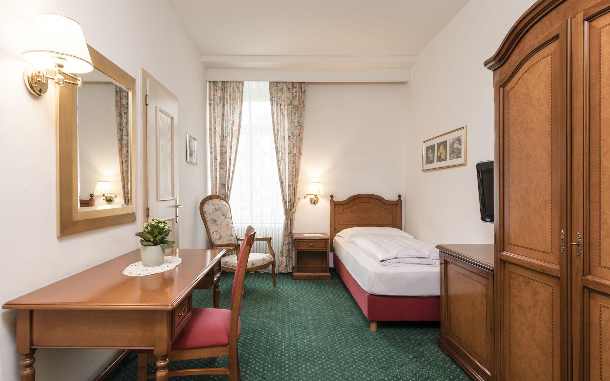 Hotel Gruener Baum Bressanone Exterior photo