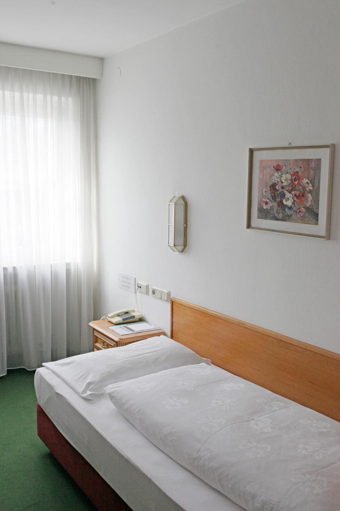 Hotel Gruener Baum Bressanone Room photo